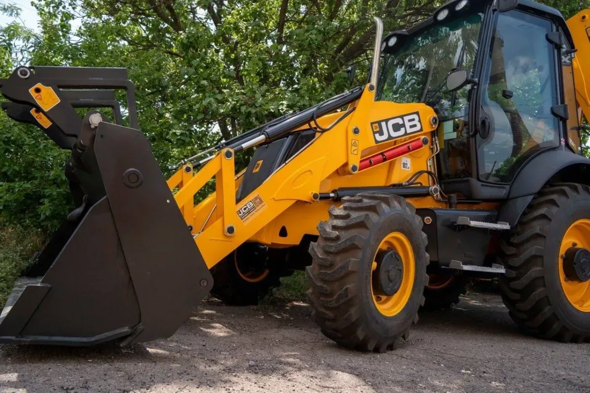 Екскаватор-навантажувач JCB, який Херсон отримав від GIZ для відновлення комунальної інфраструктури та ліквідації наслідків обстрілів. 1