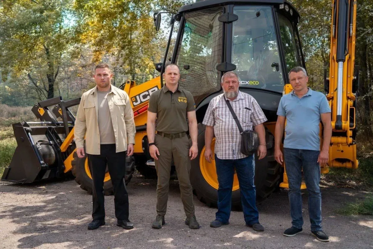 Екскаватор-навантажувач JCB, який Херсон отримав від GIZ для відновлення комунальної інфраструктури та ліквідації наслідків обстрілів. 2