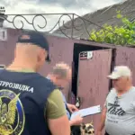 Співробітники СБУ затримують чоловіка, підозрюваного у пособництві окупантам в Херсоні