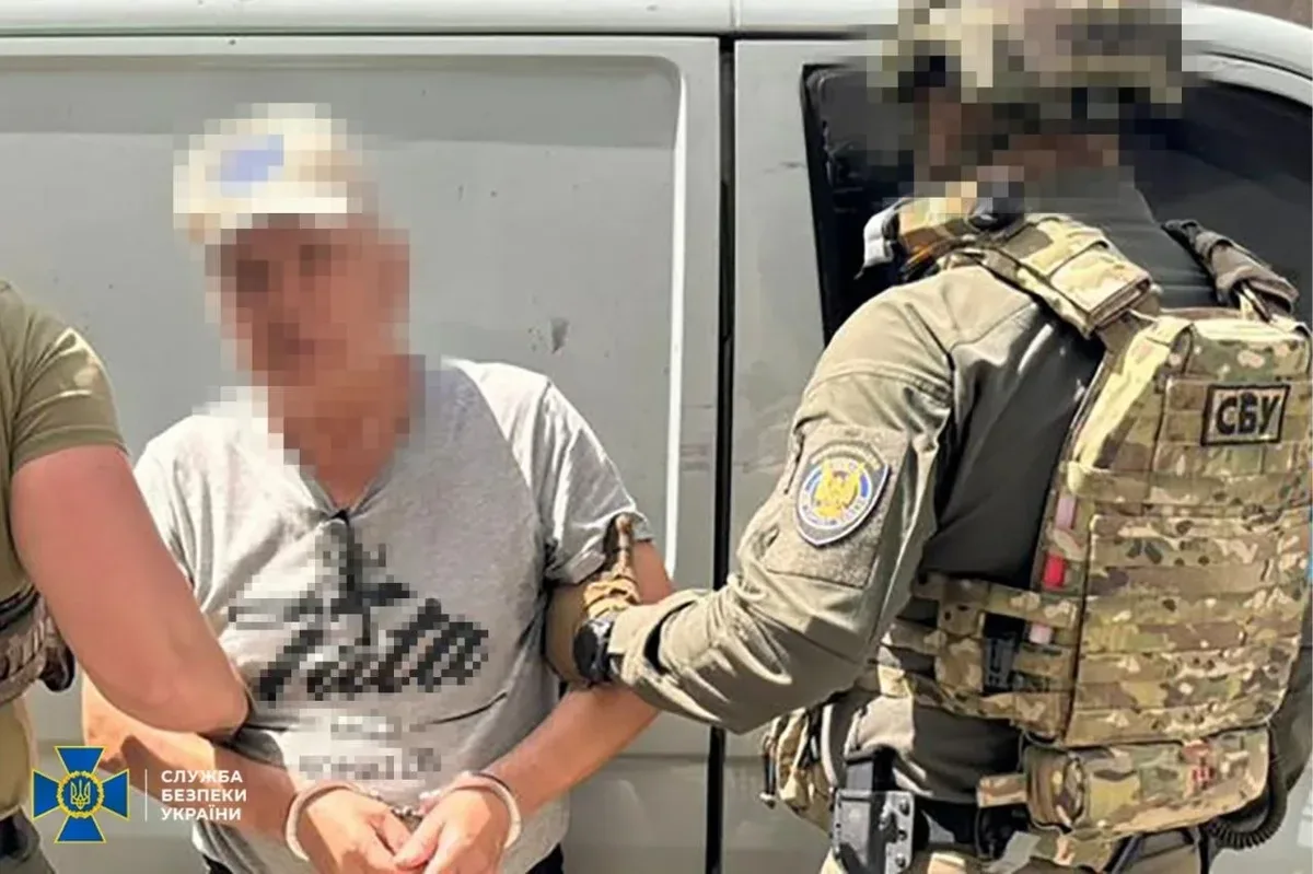 Співробітники СБУ затримують чоловіка, підозрюваного у пособництві окупантам в Херсоні 1