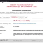 Чоловік сидить за столом, розглядаючи документи, на обличчі вираз розгубленості або розчарування.