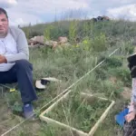 Надія Скобель, молода науковиця, на ковиловому степу Херсонщини, досліджує рослини та посміхається.