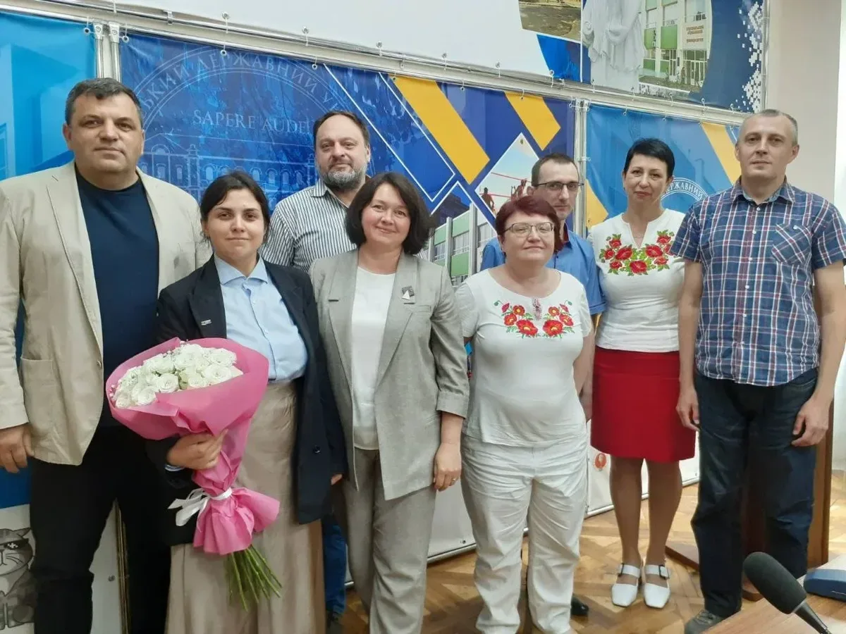 Надія Скобель, молода науковиця, на ковиловому степу Херсонщини, досліджує рослини та посміхається. 3