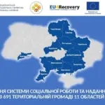 Символічне зображення аудиту соціальних послуг: людина, що аналізує дані на планшеті, на тлі мапи України