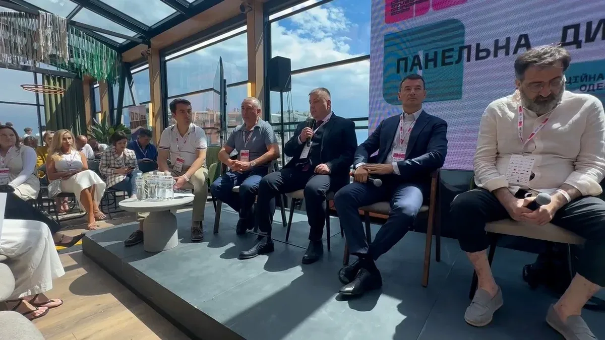 Заступник начальника Херсонської ОВА Антон Самойленко під час панельної дискусії про дефіцит будматеріалів та відбудову Херсонщини. 1