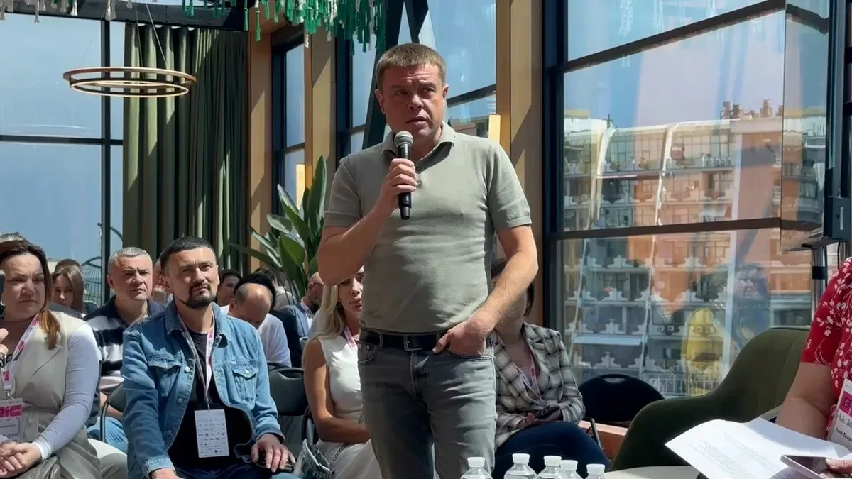 Заступник начальника Херсонської ОВА Антон Самойленко під час панельної дискусії про дефіцит будматеріалів та відбудову Херсонщини. 3