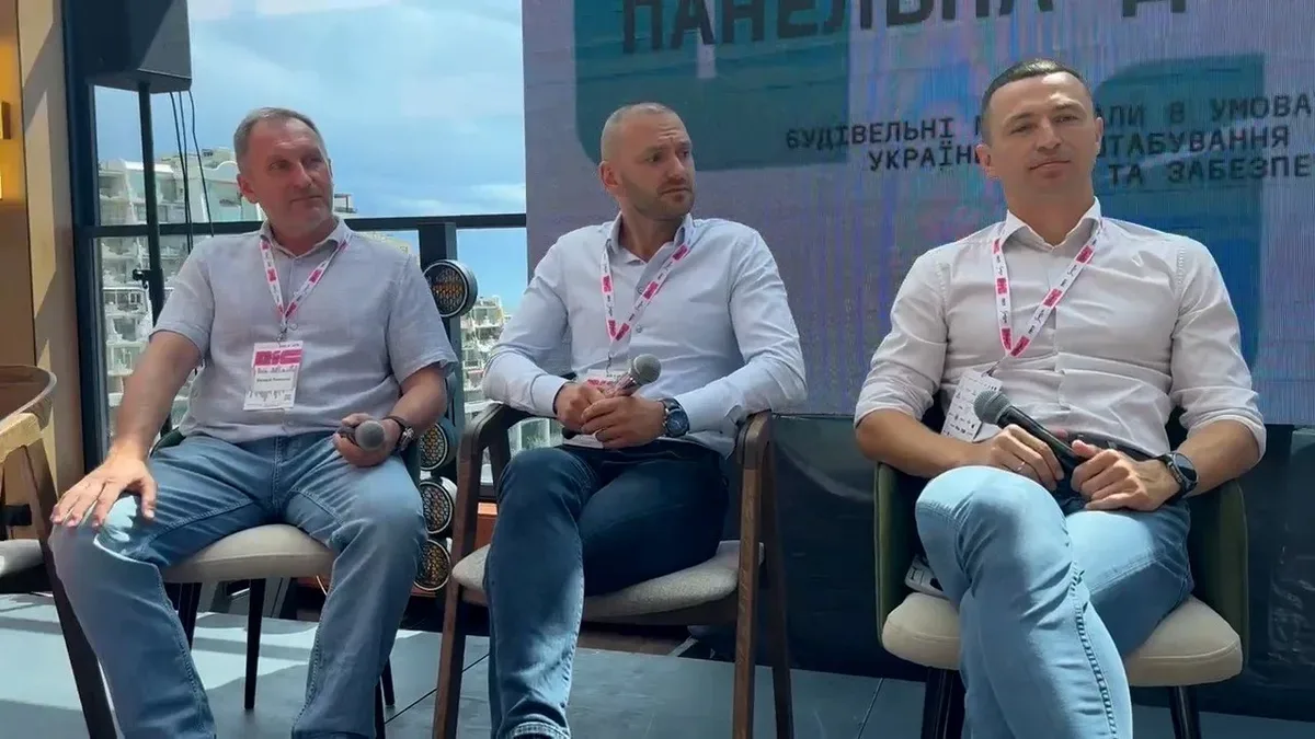 Заступник начальника Херсонської ОВА Антон Самойленко під час панельної дискусії про дефіцит будматеріалів та відбудову Херсонщини. 5