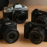 Професійний фотоапарат зі штативом та об'єктивом на фоні логотипу Херсонського державного університету
