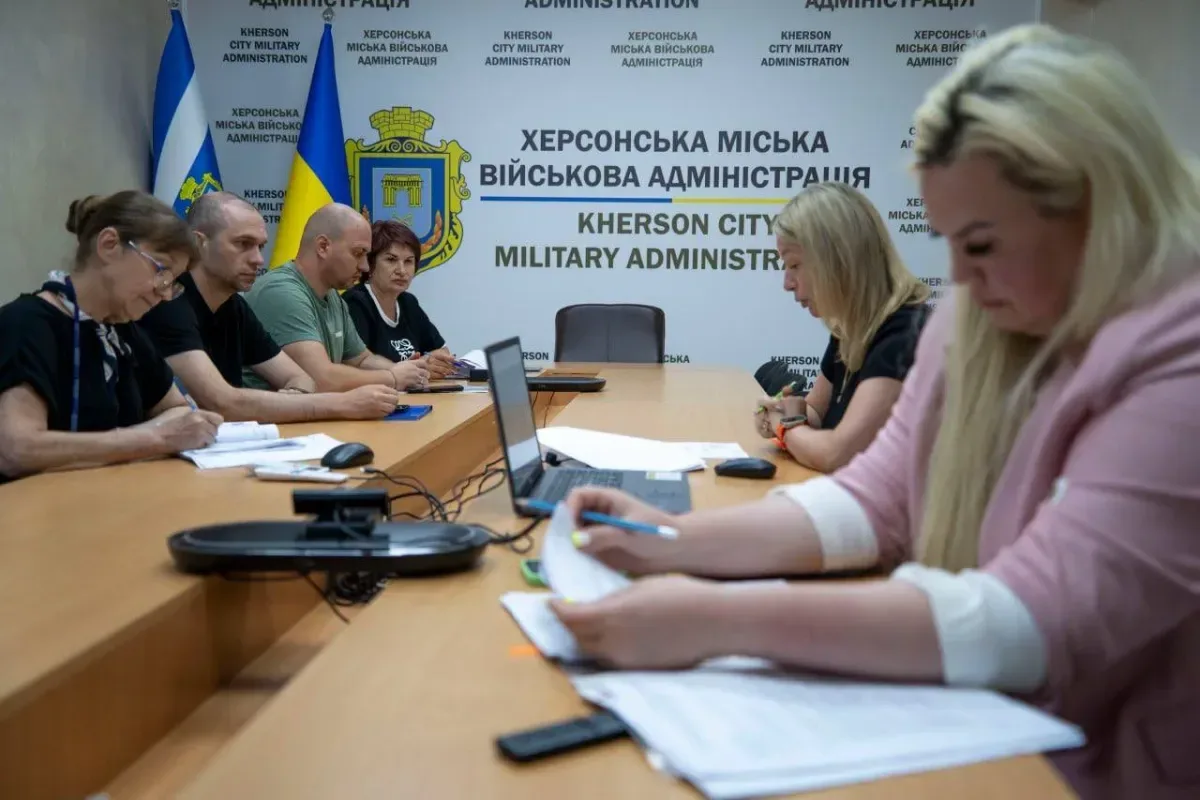 Засідання гуманітарного штабу у Херсоні, на якому ухвалюються рішення щодо забезпечення міста водою, продуктами та генераторами 7