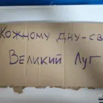 Науковці з плакатами протестують на дні колишнього Каховського водосховища на підтримку Федорова.