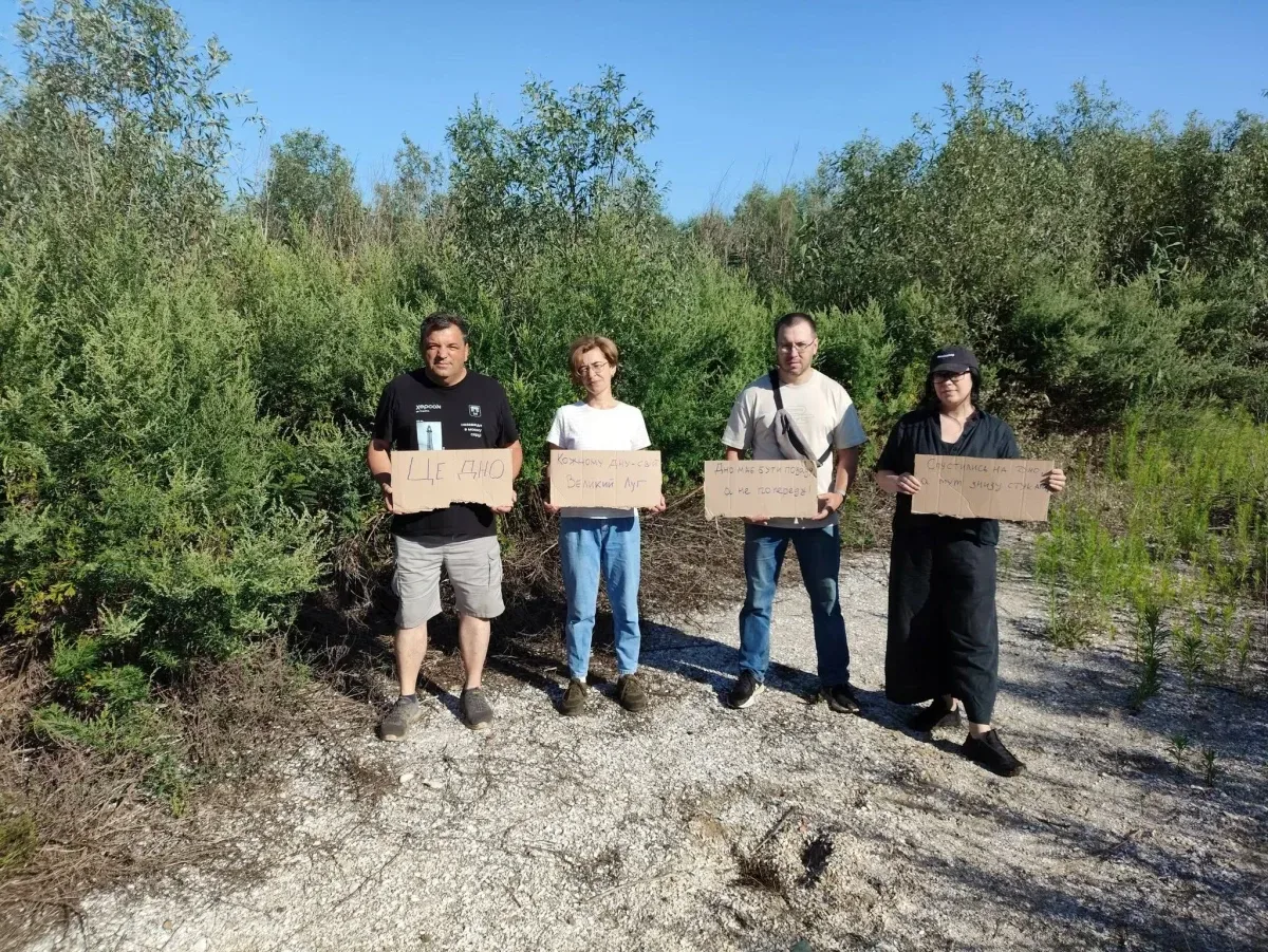 Науковці з плакатами протестують на дні колишнього Каховського водосховища на підтримку Федорова. 1