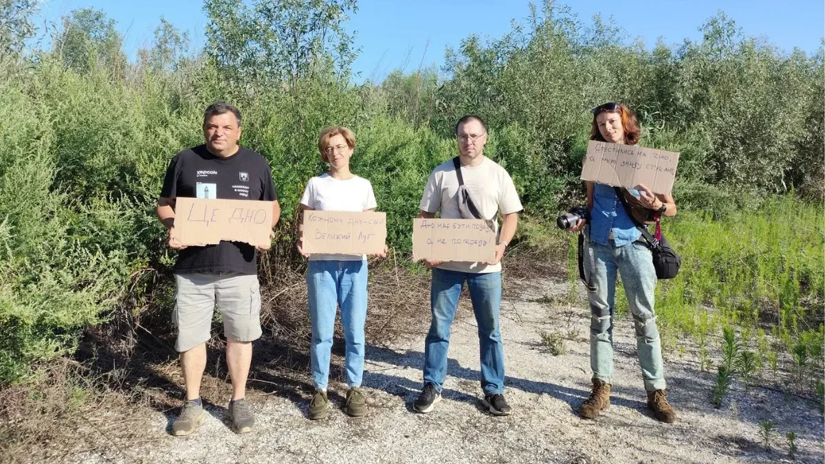 Науковці з плакатами протестують на дні колишнього Каховського водосховища на підтримку Федорова. 4
