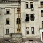 Сцена театру, де актори виступають перед глядачами в імпровізованому укритті, що символізує стійкість мистецтва