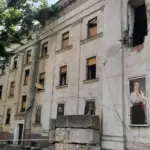 Пошкоджений фасад Херсонського театру Куліша після обстрілу КАБами