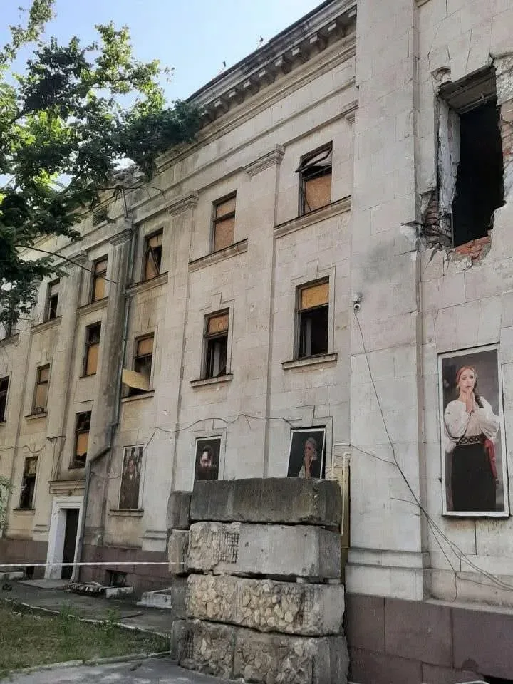 Херсонський театр Куліша знов під ударом КАБів вибито вікна