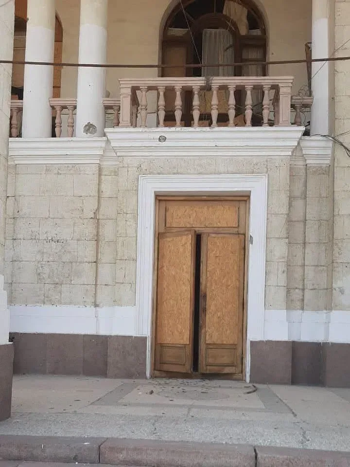 Пошкоджений фасад Херсонського театру Куліша після обстрілу КАБами 1