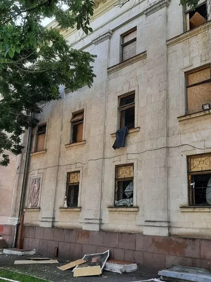 Пошкоджений фасад Херсонського театру Куліша після обстрілу КАБами 2