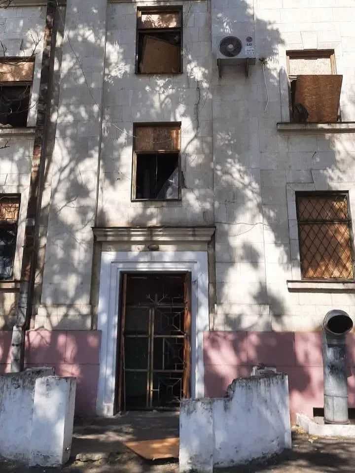 Пошкоджений фасад Херсонського театру Куліша після обстрілу КАБами 3