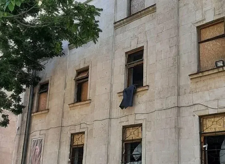 Пошкоджений фасад Херсонського театру Куліша після обстрілу КАБами 4