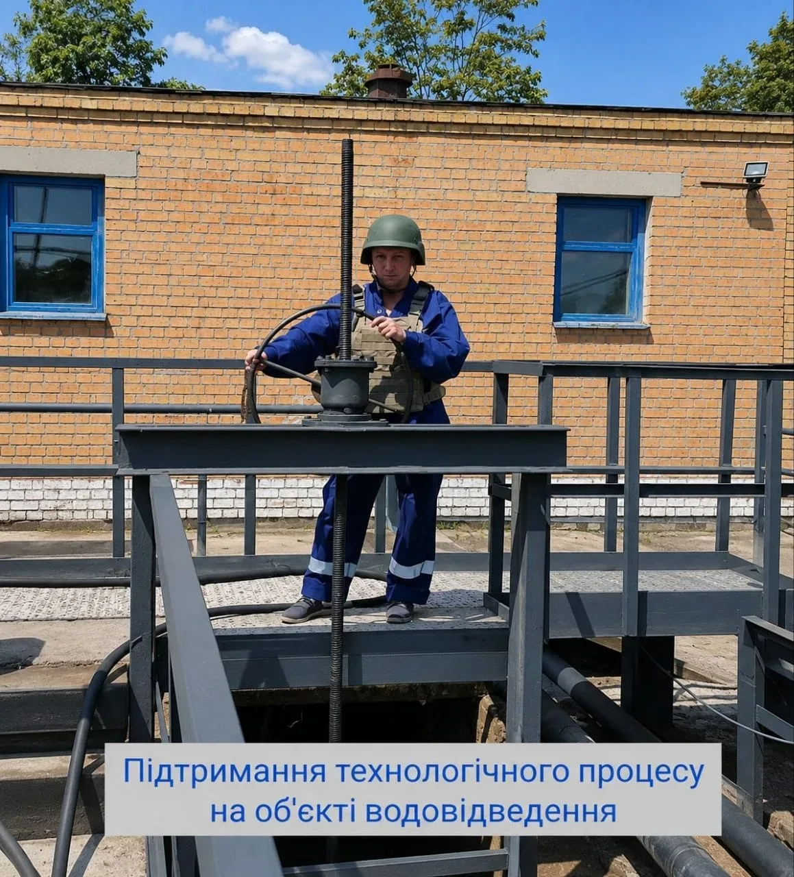 Працівники Херсонського водоканалу усувають витік води на вулицях Херсона 2
