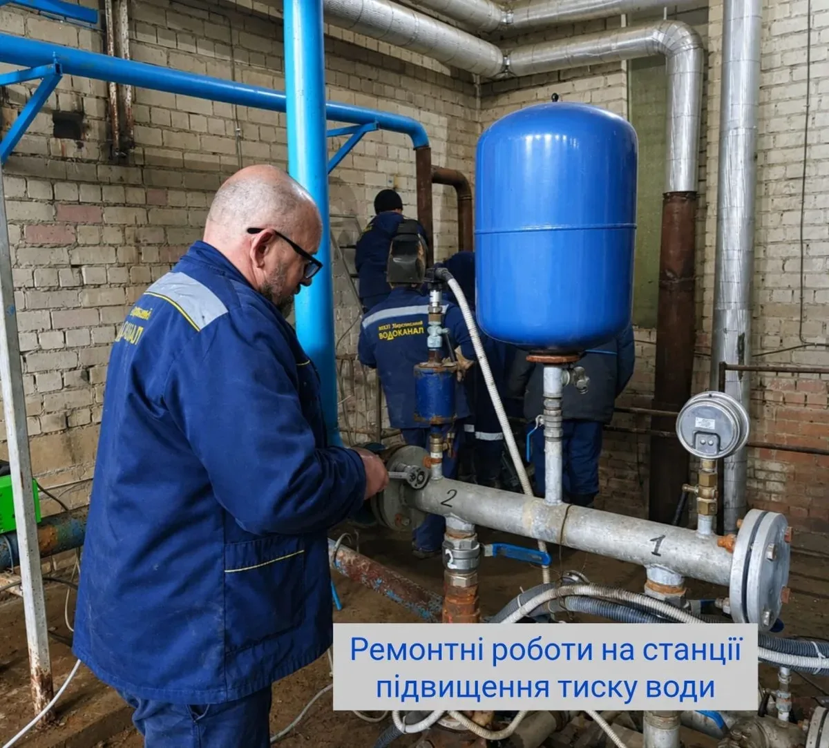 Працівники Херсонського водоканалу усувають витік води на вулицях Херсона 4