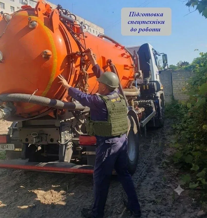 Працівники Херсонського водоканалу усувають витік води на вулицях Херсона 6