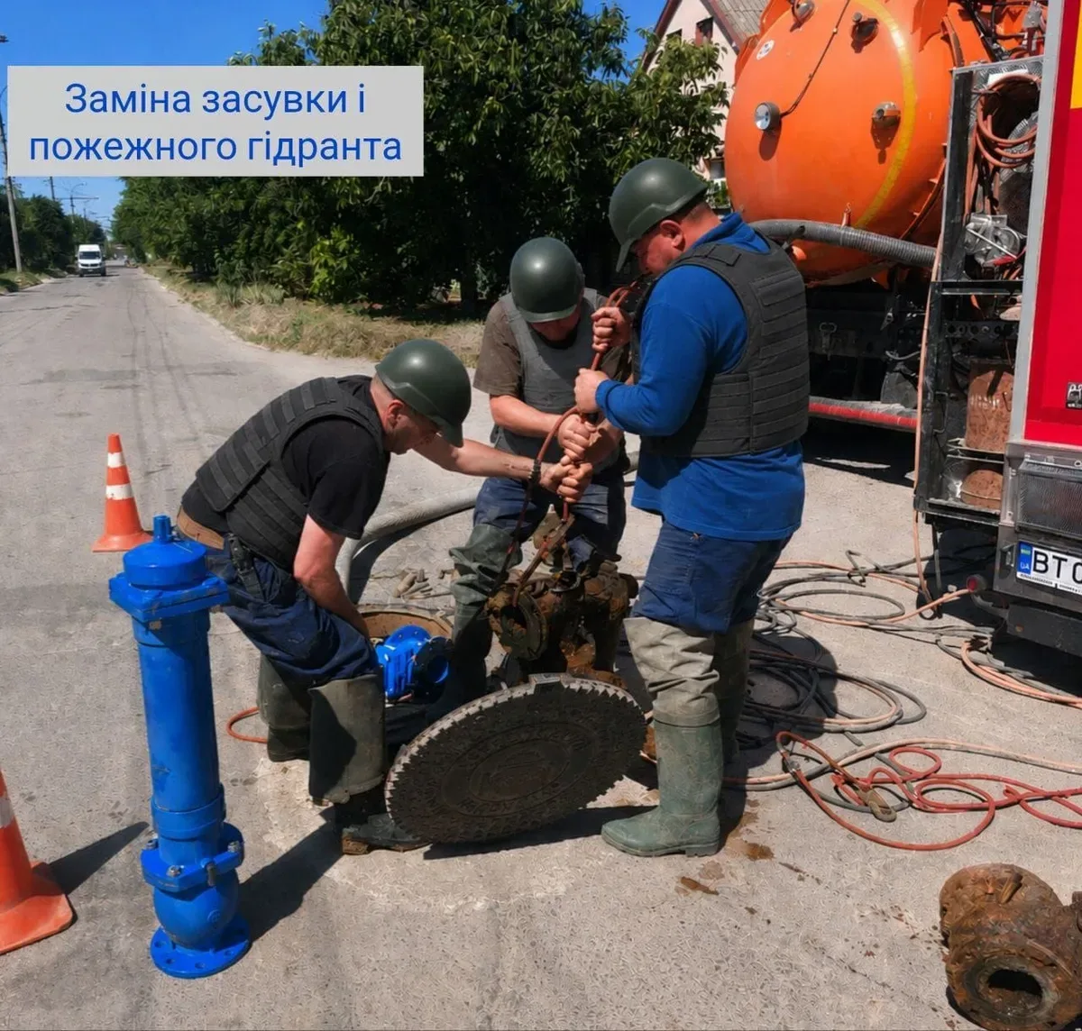 Працівники Херсонського водоканалу усувають витік води на вулицях Херсона 7