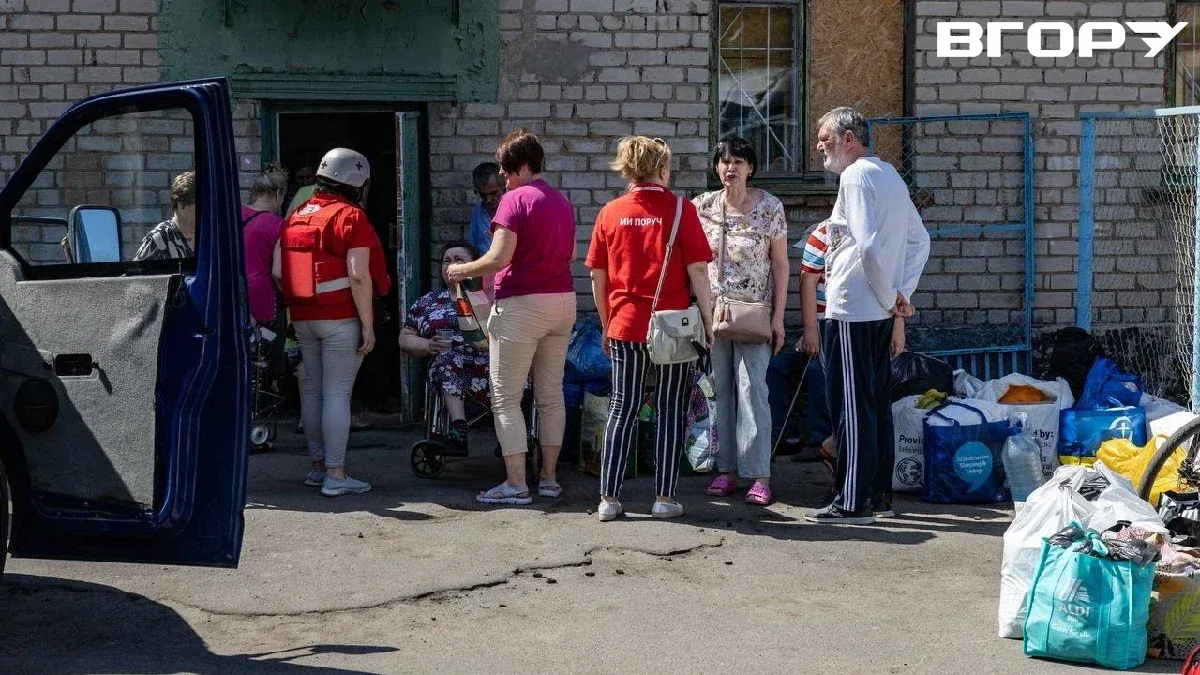 Сім'я евакуйованих з Херсона отримує допомогу в гуманітарному хабі 1
