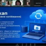 Група літніх людей на занятті, де вони навчаються користуватися смартфонами, створювати резервні копії та працювати з медичними онлайн-сервісами.