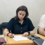 Зруйнована будівля в Херсоні, що постраждала від обстрілів, на тлі синього неба