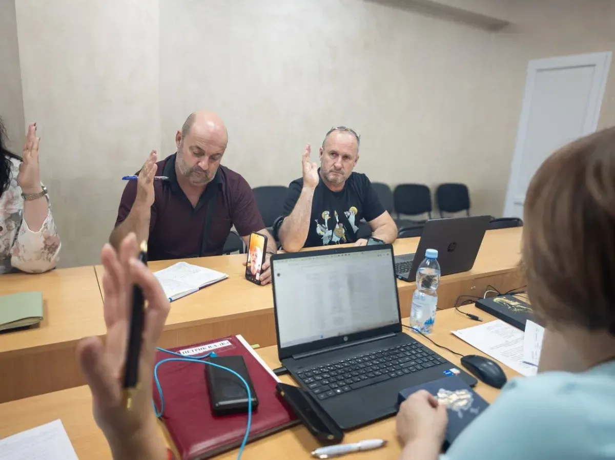 Зруйнована будівля в Херсоні, що постраждала від обстрілів, на тлі синього неба 1
