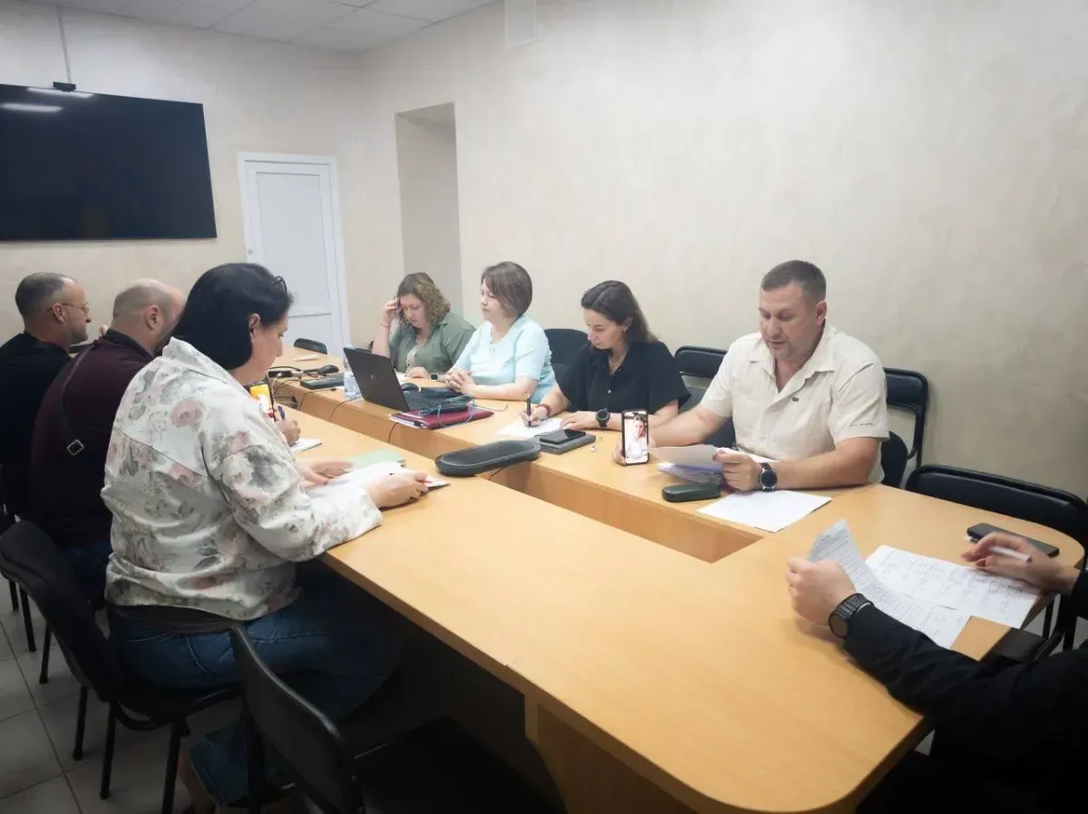 Зруйнована будівля в Херсоні, що постраждала від обстрілів, на тлі синього неба 2