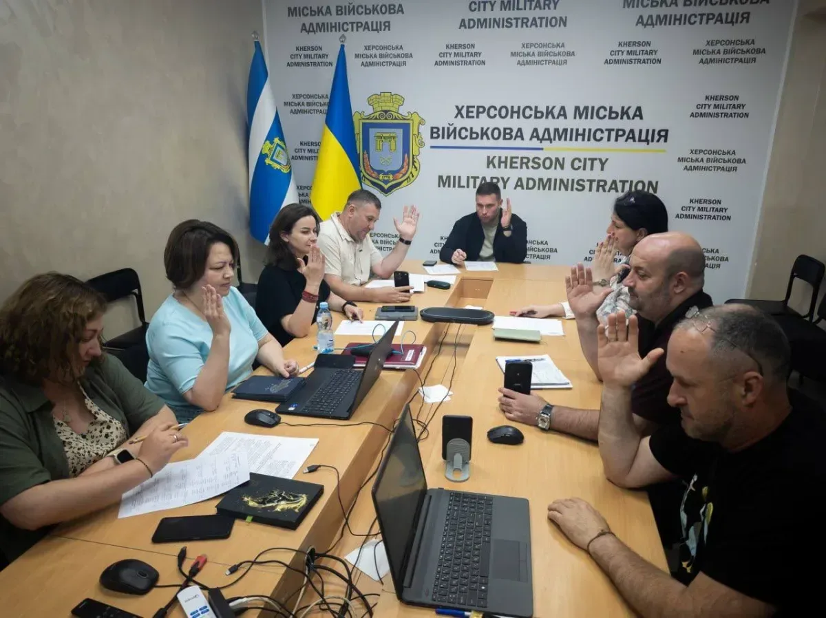 Зруйнована будівля в Херсоні, що постраждала від обстрілів, на тлі синього неба 3