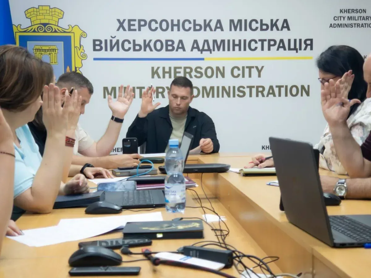 Зруйнована будівля в Херсоні, що постраждала від обстрілів, на тлі синього неба 4