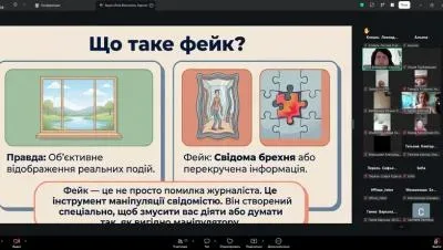Учасники заняття «Школи інформаційного комфорту» в Херсоні обговорюють розпізнавання фейків