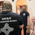 Співробітники СБУ затримують підозрюваного у Херсоні за виправдовування агресії РФ та посягання на територіальну цілісність