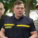 Кінологиня з собакою навчає поліцейських в Херсоні відновлювати сили за допомогою каністерапії та мистецтва кінцугі.