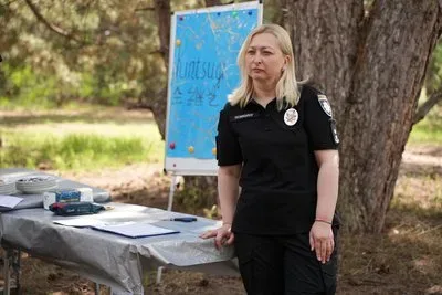 Кінологиня з собакою навчає поліцейських в Херсоні відновлювати сили за допомогою каністерапії та мистецтва кінцугі. 4
