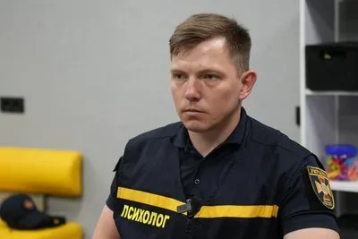 Кінологиня з собакою навчає поліцейських в Херсоні відновлювати сили за допомогою каністерапії та мистецтва кінцугі. 6