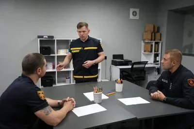 Кінологиня з собакою навчає поліцейських в Херсоні відновлювати сили за допомогою каністерапії та мистецтва кінцугі. 7