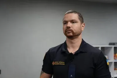 Кінологиня з собакою навчає поліцейських в Херсоні відновлювати сили за допомогою каністерапії та мистецтва кінцугі. 8