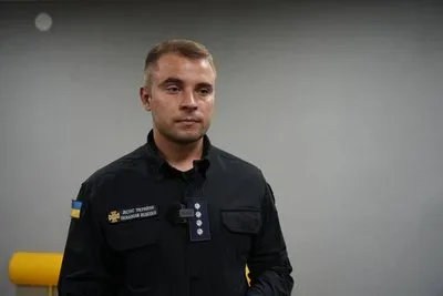 Кінологиня з собакою навчає поліцейських в Херсоні відновлювати сили за допомогою каністерапії та мистецтва кінцугі. 9