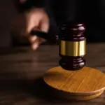 Символічне зображення судового процесу або будівлі суду на фоні прапора України