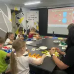 Діти та дорослі беруть участь у розвиваючих та розважальних заходах в Херсоні, організованих громадською організацією.