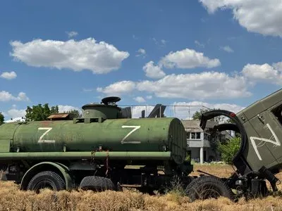 Поліцейський готується до збиття ворожого дрона в Херсоні, на фоні пошкоджених будівель 1