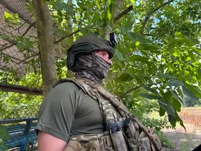 Поліцейський готується до збиття ворожого дрона в Херсоні, на фоні пошкоджених будівель 2