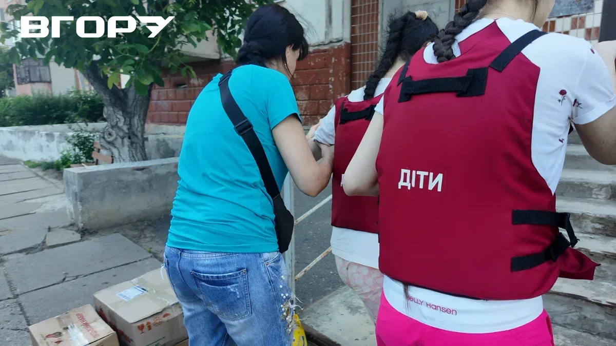 Поліцейські евакуюють людей з Дніпровського району Херсона на броньованому авто, поруч волонтери. 2