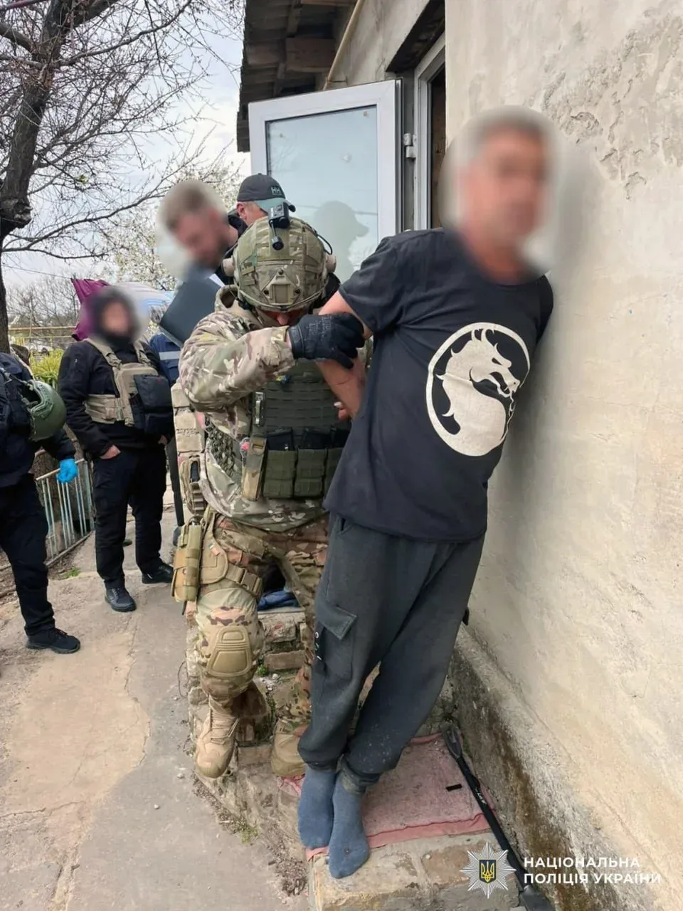 Поліцейські евакуюють людей з Дніпровського району Херсона на броньованому авто, поруч волонтери. 6