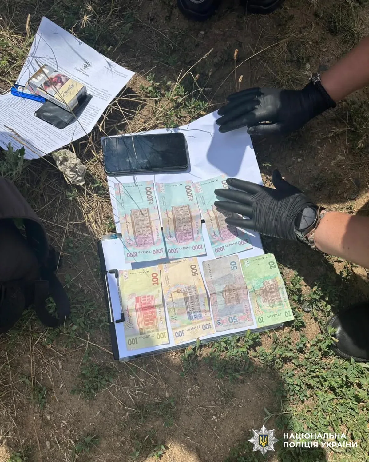 Поліцейські вилучають наркотики та докази збуту у помешканнях затриманих на Бериславщині. 3