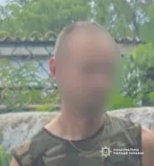 Поліцейські вилучають наркотики та докази збуту у помешканнях затриманих на Бериславщині. 7